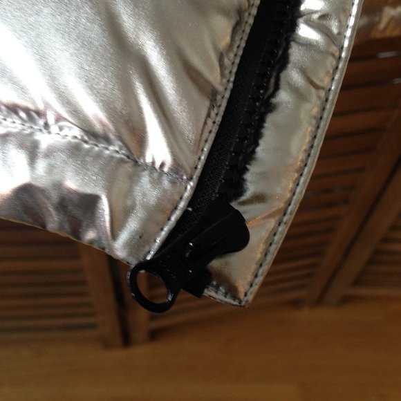 Gift for Lis*****Cute Silver Puffer Vest Full Zip Front, NWOT, Small - Picture 5 of 12